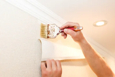 Pose de papier peint au Mesnil-Aubert — revêtements muraux et toiles de verre